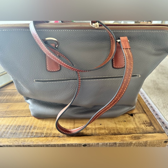 Like new! Barely used Dooney & Bourke Tote bag. Color: Dark Taupe. - Picture 5 of 7